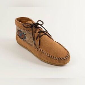 Minnetonka Women’s size 8 suede